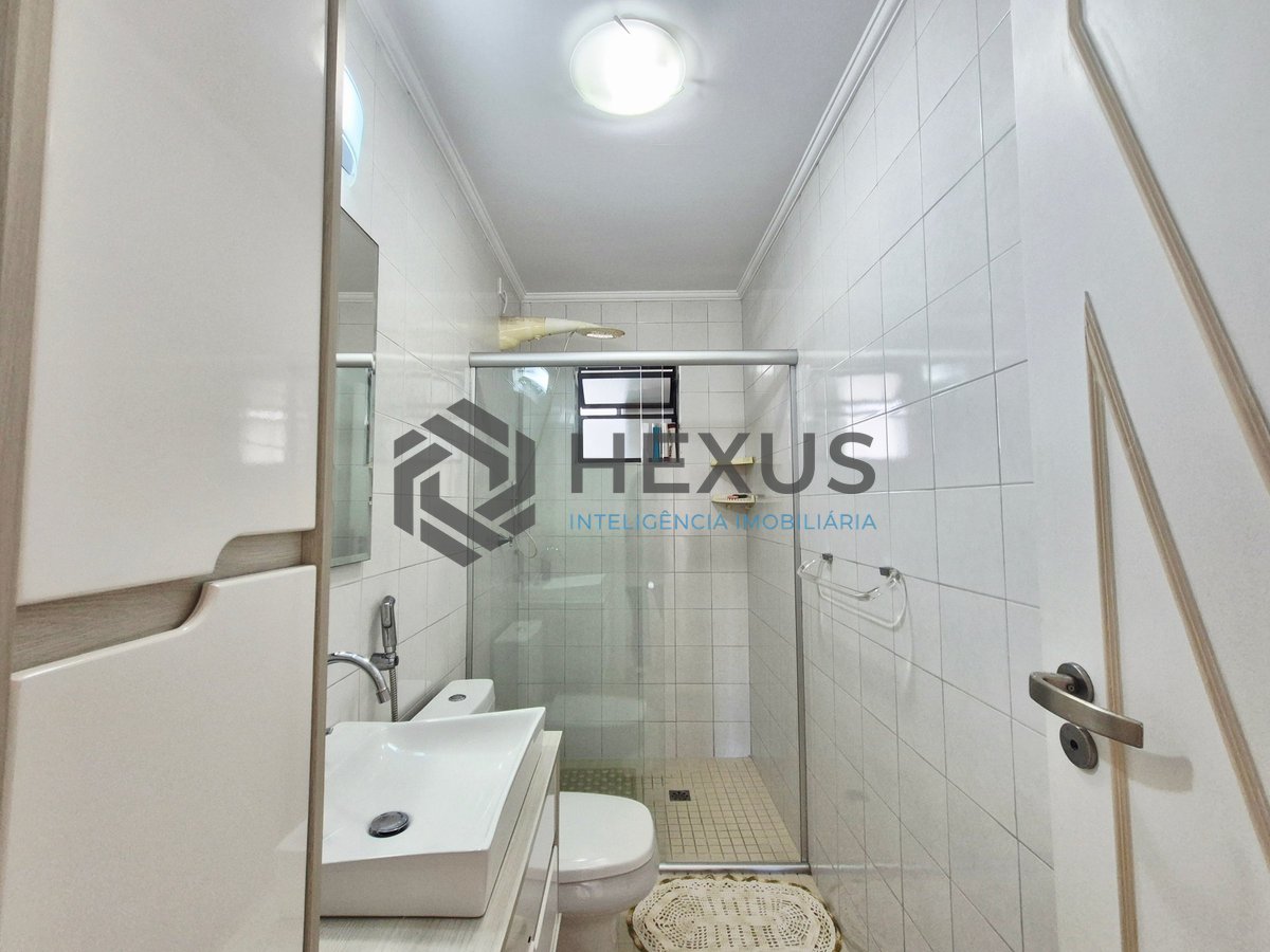 Foto 28 de Apartamento reformado com varanda e lazer a uma quadra da Praia das Pitangueiras, Guaruja