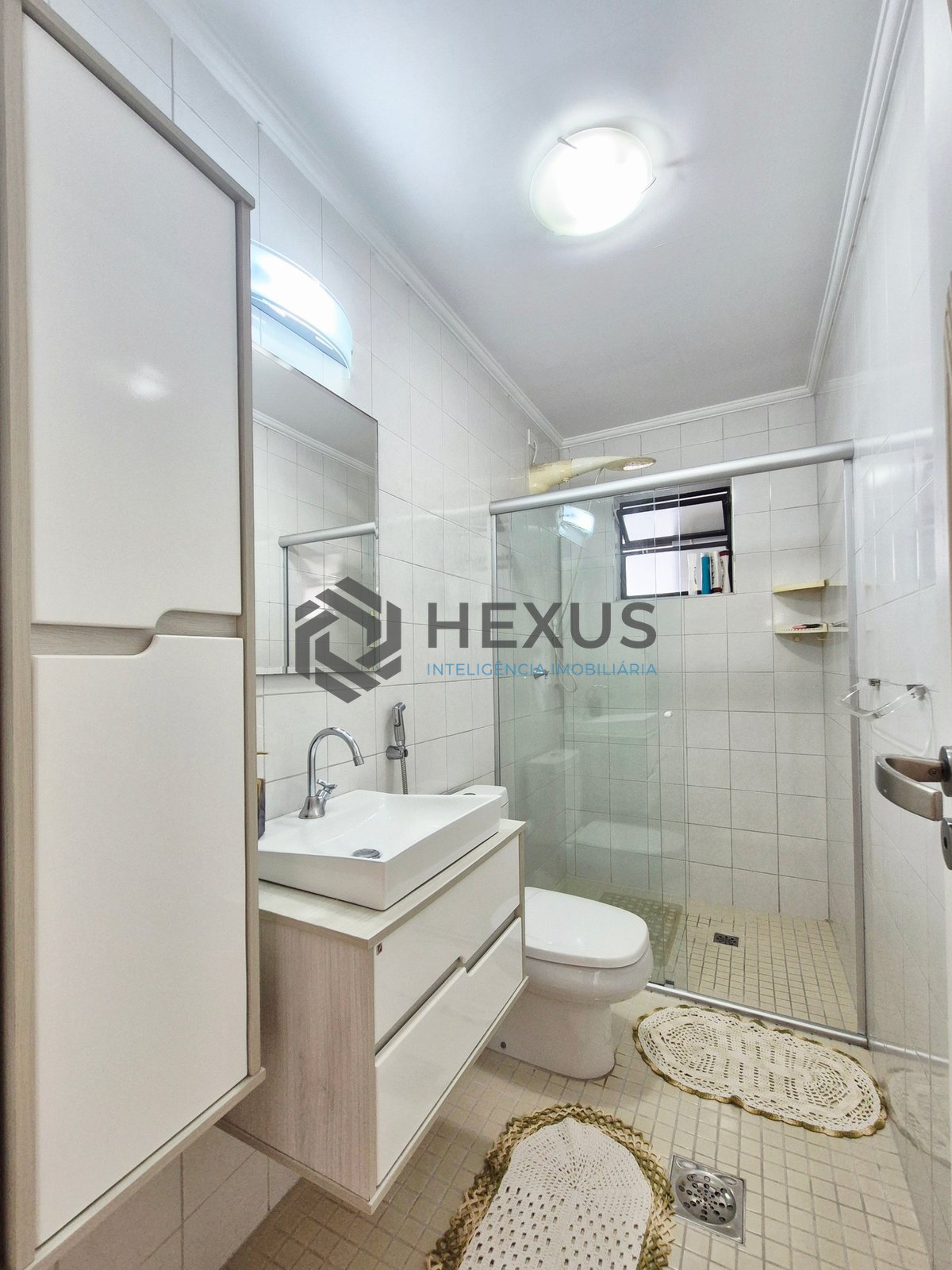 Foto 27 de Apartamento reformado com varanda e lazer a uma quadra da Praia das Pitangueiras, Guaruja