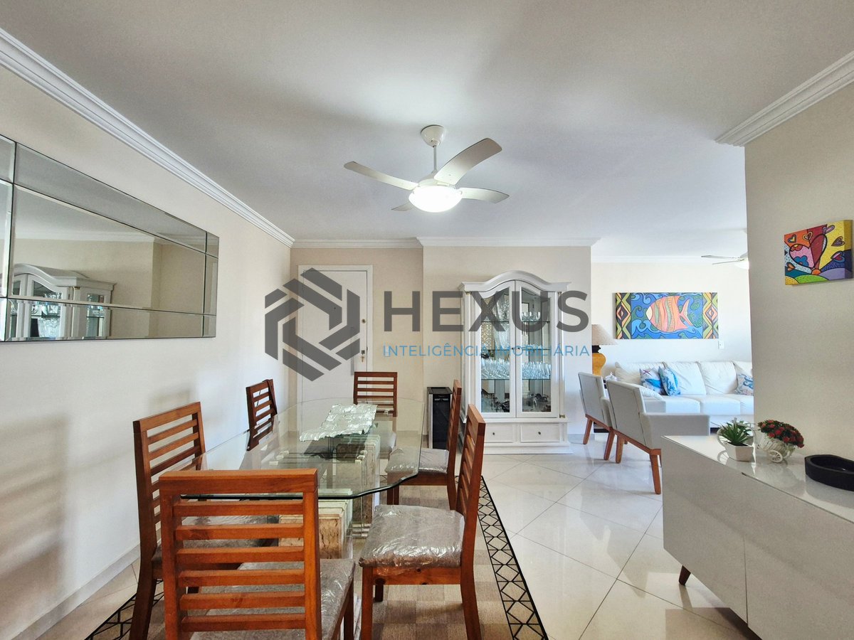 Foto 6 de Apartamento reformado com varanda e lazer a uma quadra da Praia das Pitangueiras, Guaruja