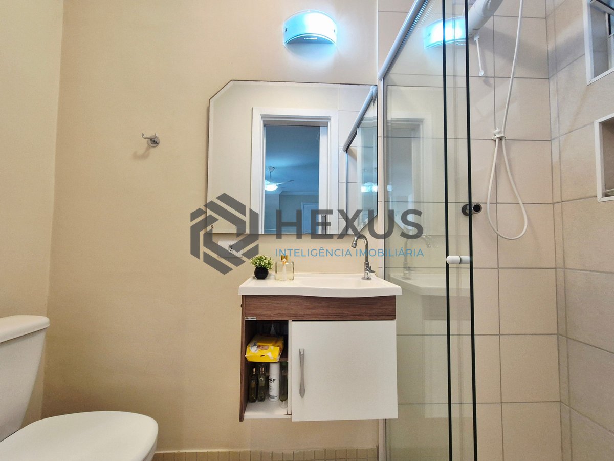 Foto 10 de Apartamento reformado com varanda e lazer a uma quadra da Praia das Pitangueiras, Guaruja