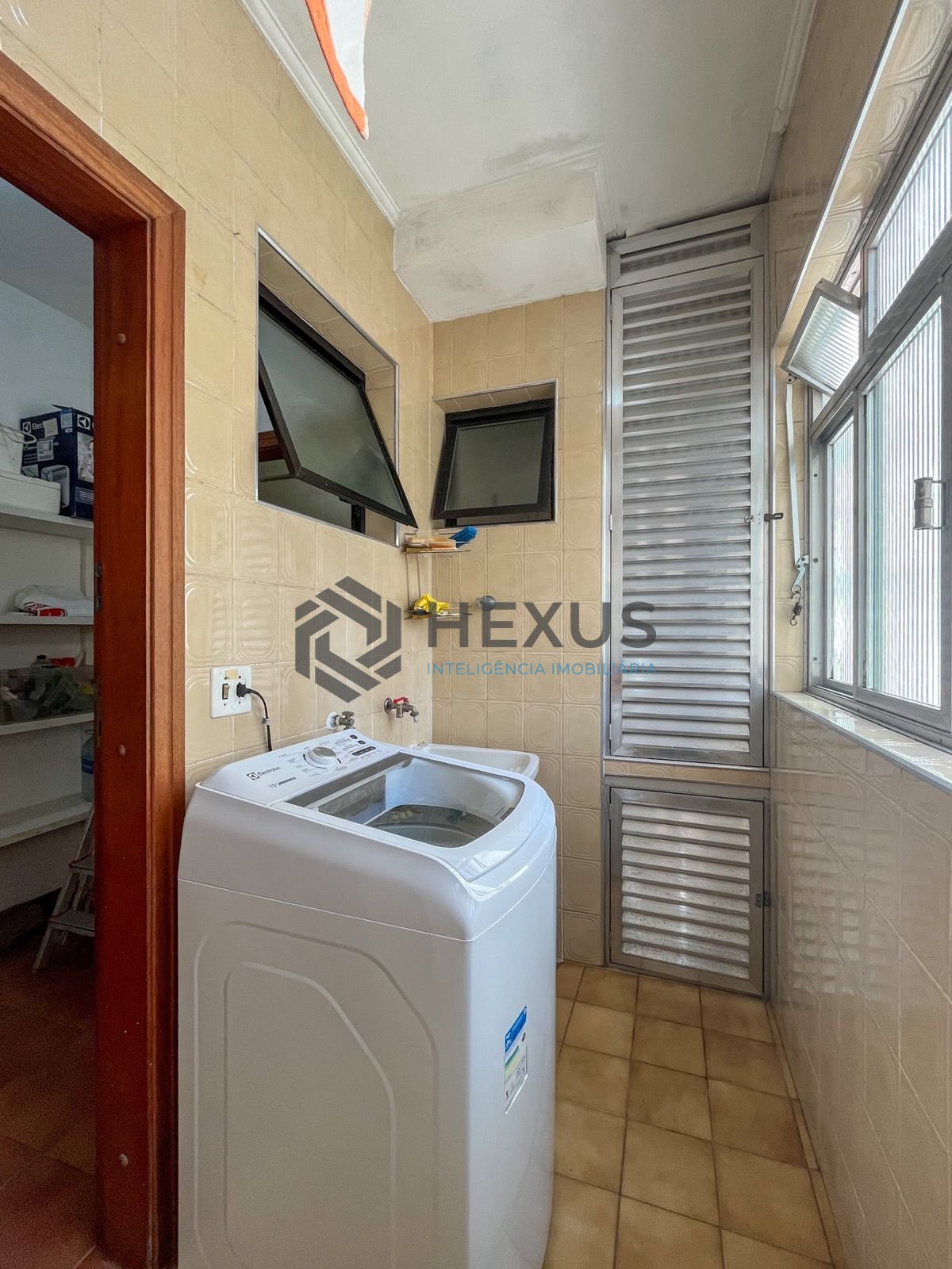 Foto 31 de Apartamento com varanda a 1 quadra da praia nas Pitangueiras, Guarujá