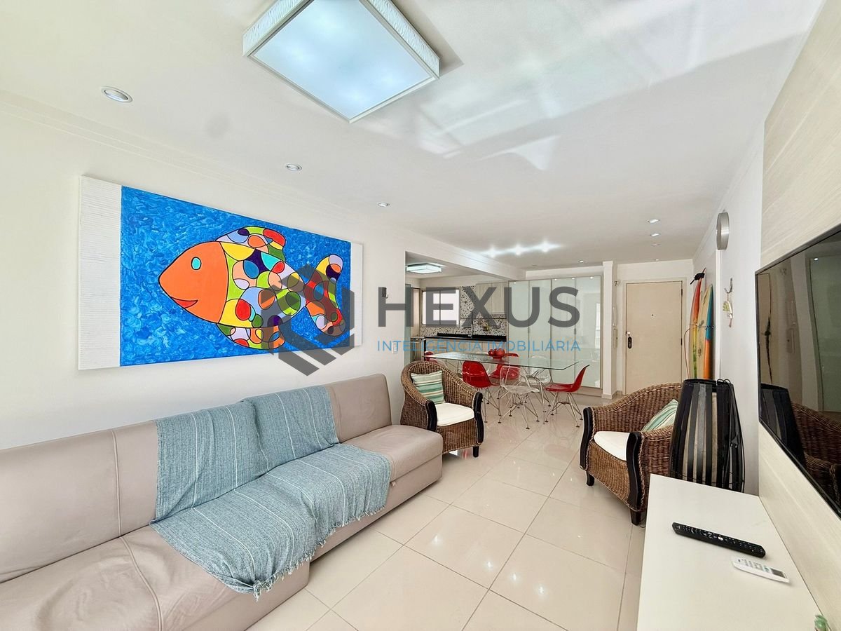 Foto 6 de Apartamento reformado com varanda e lazer a 150m da praia na Enseada, Guarujá