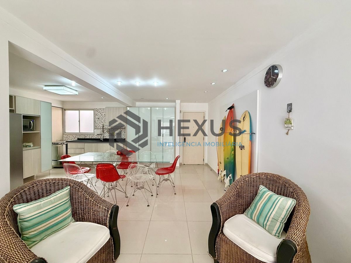 Foto 5 de Apartamento reformado com varanda e lazer a 150m da praia na Enseada, Guarujá