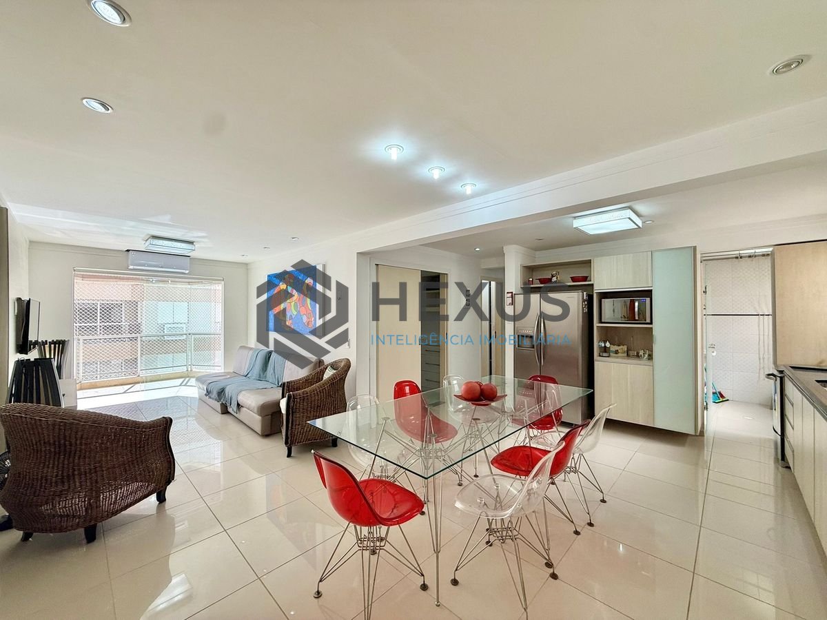 Foto 11 de Apartamento reformado com varanda e lazer a 150m da praia na Enseada, Guarujá