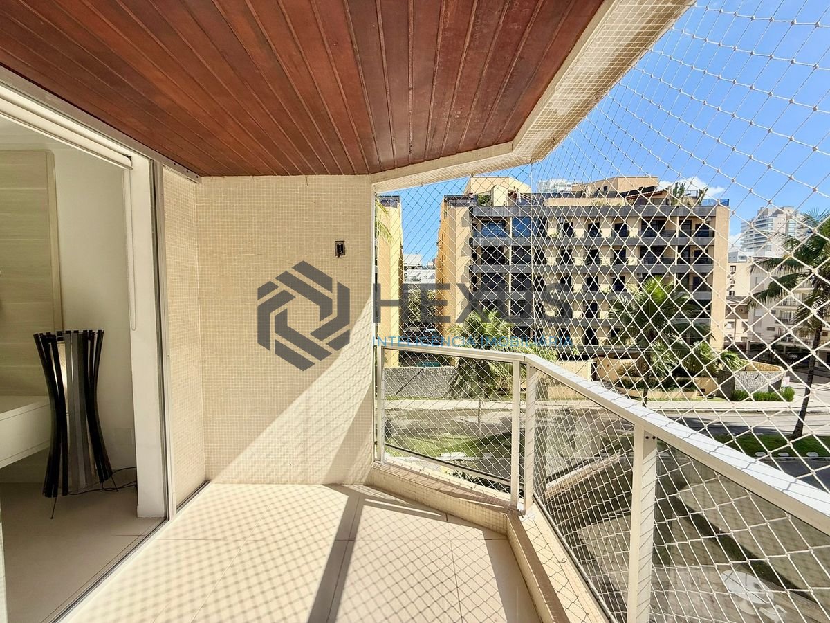 Foto 10 de Apartamento reformado com varanda e lazer a 150m da praia na Enseada, Guarujá