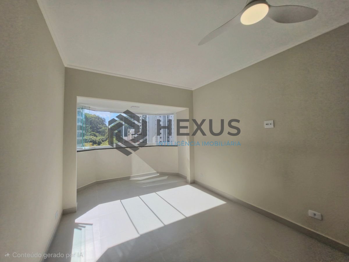 Foto 4 de Apartamento reformado com varanda e lazer nas Pitangueiras, Guarujá