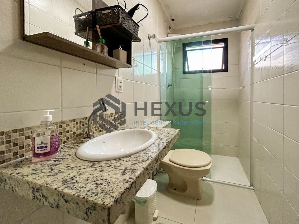 Foto 12 de Apartamento reformado com varanda a 500m da praia na Enseada, Guarujá
