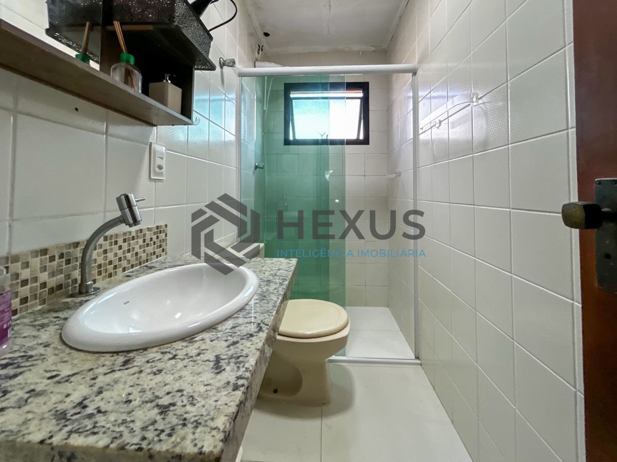 Foto 13 de Apartamento reformado com varanda a 500m da praia na Enseada, Guarujá