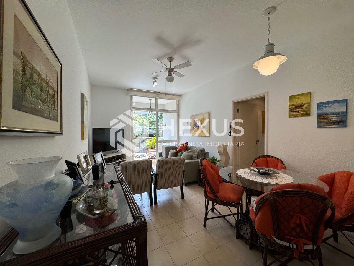 Foto 2 de Apartamento com varanda a 200m da praia nas Pitangueiras, Guarujá