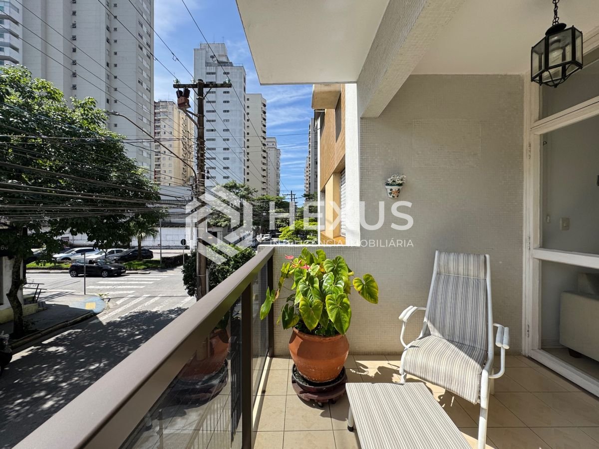 Foto 3 de Apartamento com varanda a 200m da praia nas Pitangueiras, Guarujá