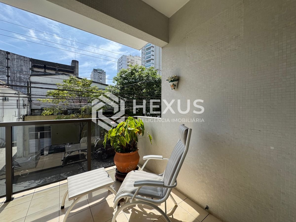 Foto 4 de Apartamento com varanda a 200m da praia nas Pitangueiras, Guarujá
