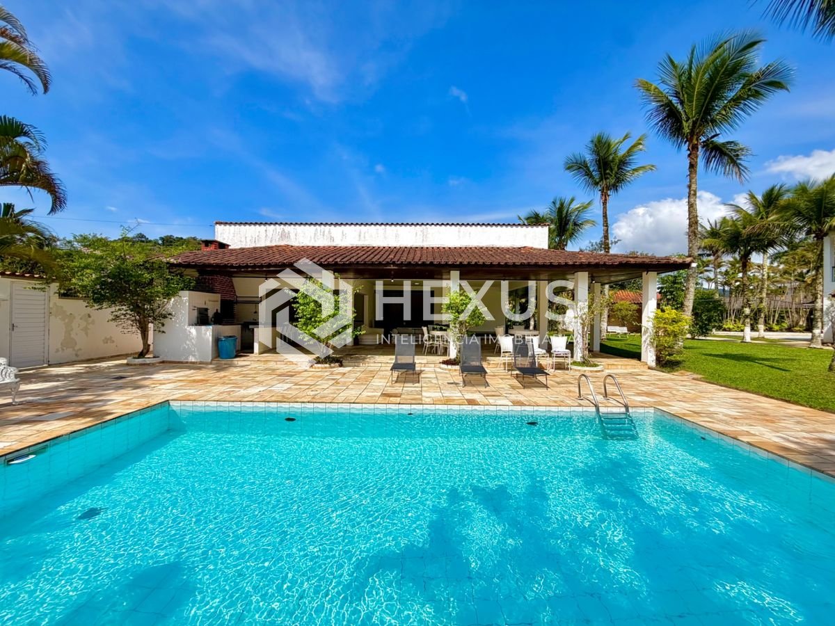 Casa com varanda piscina e área gourmet a 800m da praia no Acapulco, Guarujá