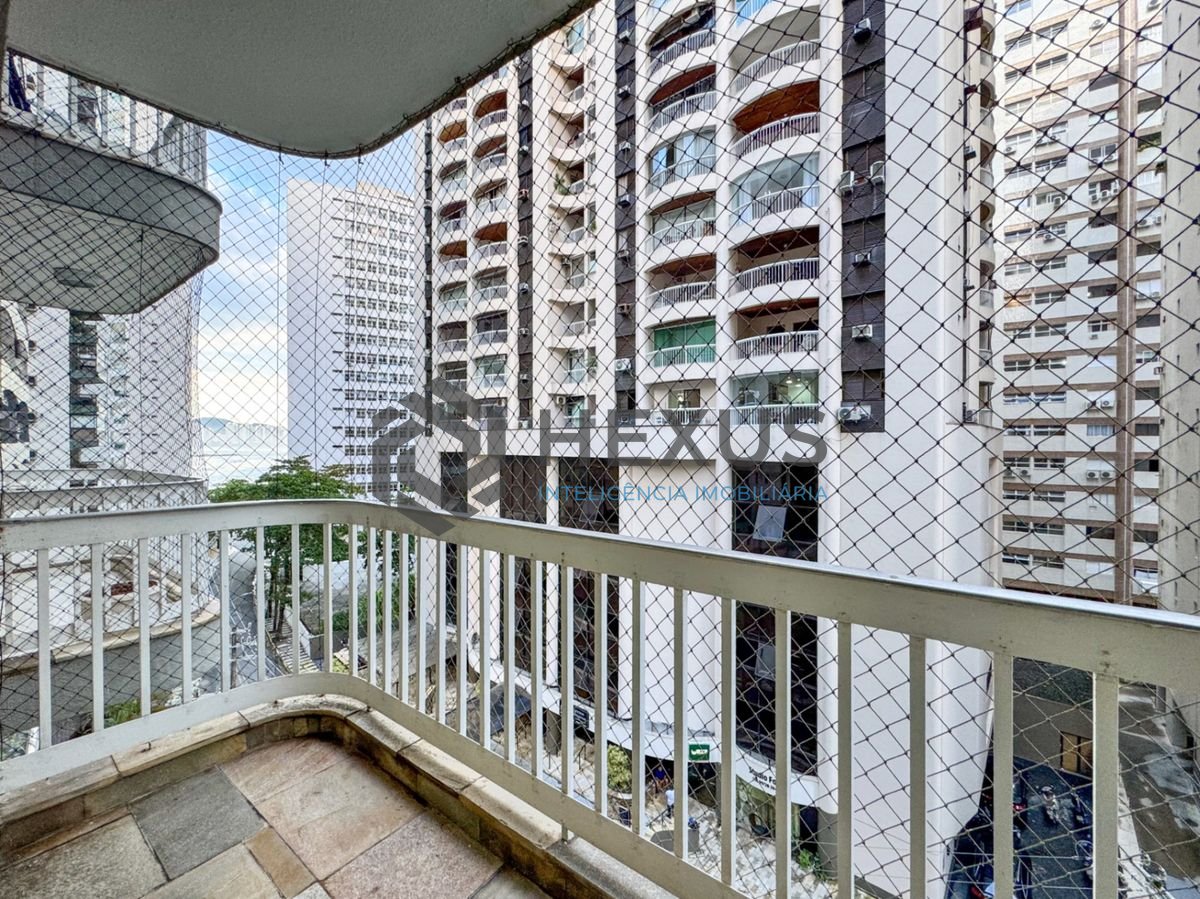 Foto 2 de Apartamento com varanda vista mar e lazer na beira mar da praia nas Pitangueiras, Guarujá