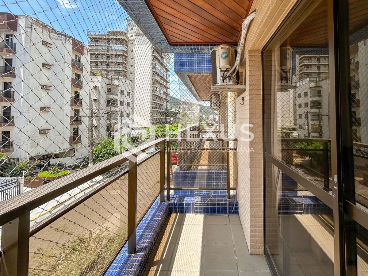 Apartamento com varanda e lazer a 400m da praia na Enseada, Guarujá
