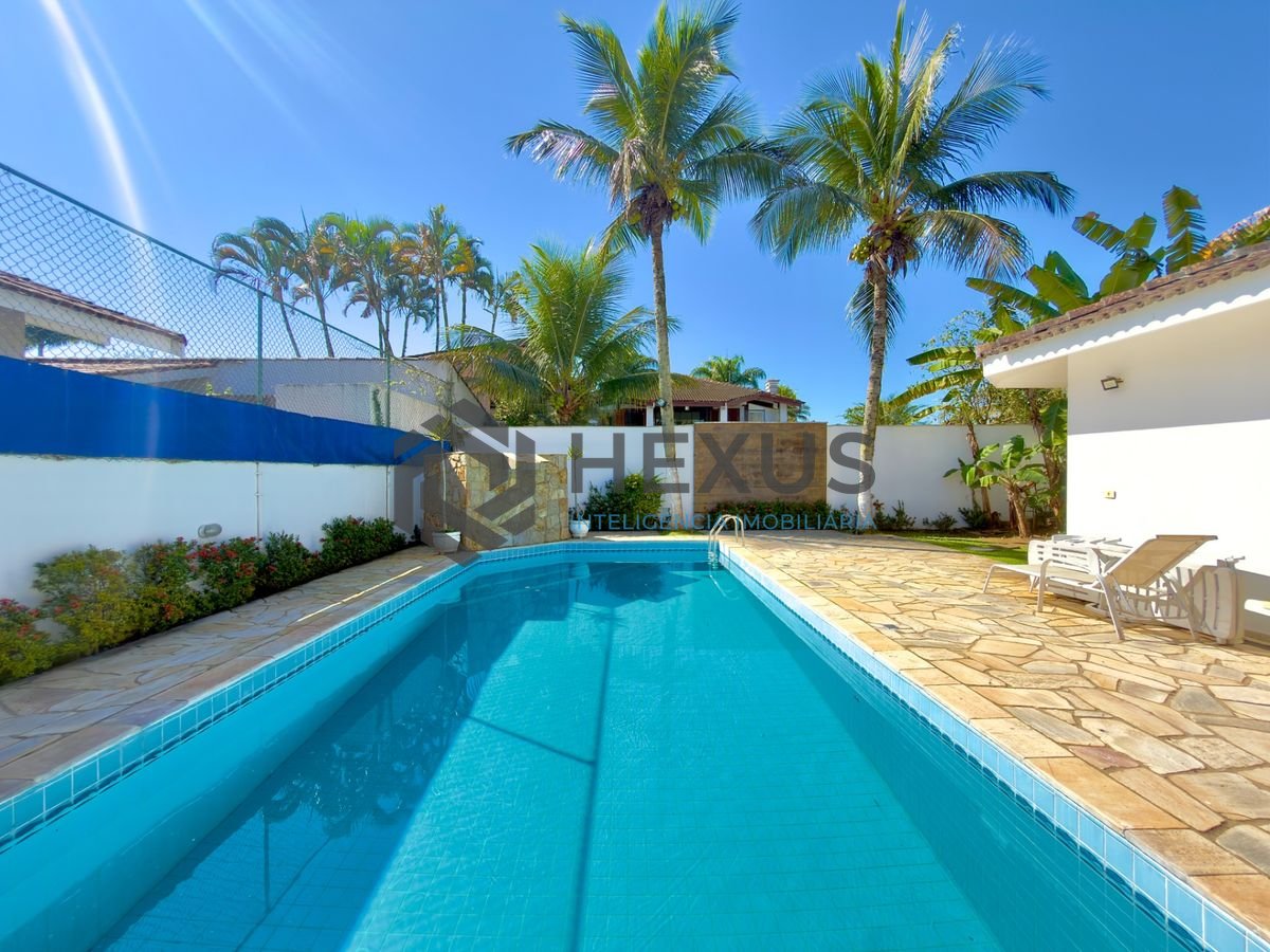 Foto 2 de Casa reformada com piscina e área gourmet no Jardim Acapulco, Guarujá