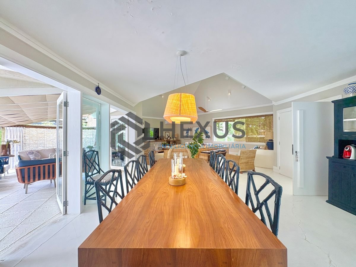 Foto 5 de Casa reformada com piscina e área gourmet no Jardim Acapulco, Guarujá
