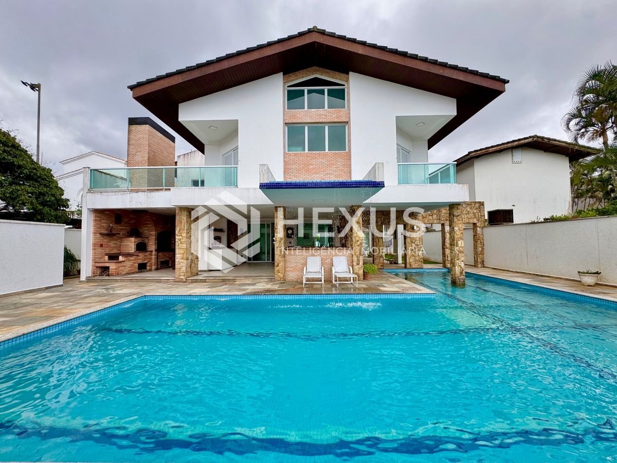 Casa reformada frente praça com varanda piscina e área gourmet no Acapulco, Guarujá
