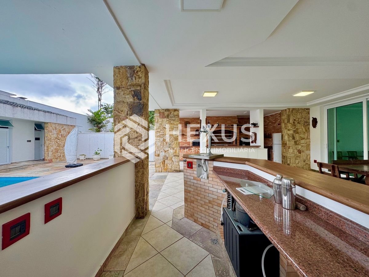 Foto 4 de Casa reformada frente praça com varanda piscina e área gourmet no Acapulco, Guarujá