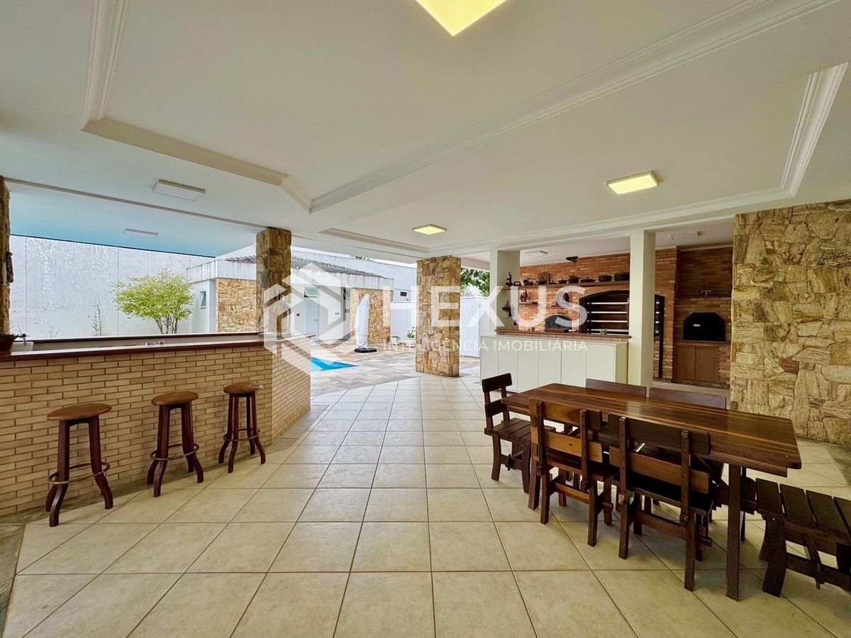 Foto 5 de Casa reformada frente praça com varanda piscina e área gourmet no Acapulco, Guarujá