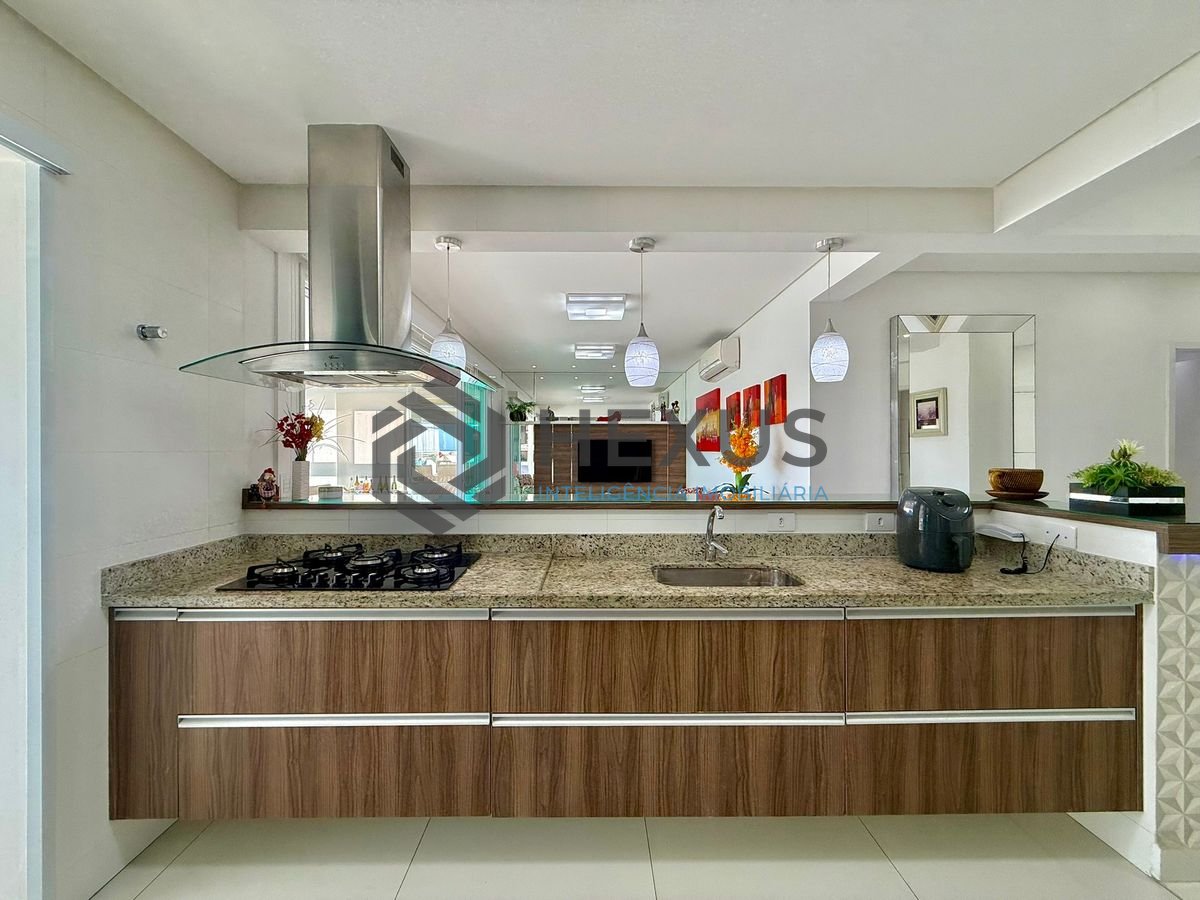 Foto 18 de Apartamento reformado com varanda gourmet vista mar e lazer a 350m da praia na região da Brunela na Enseada, Guarujá