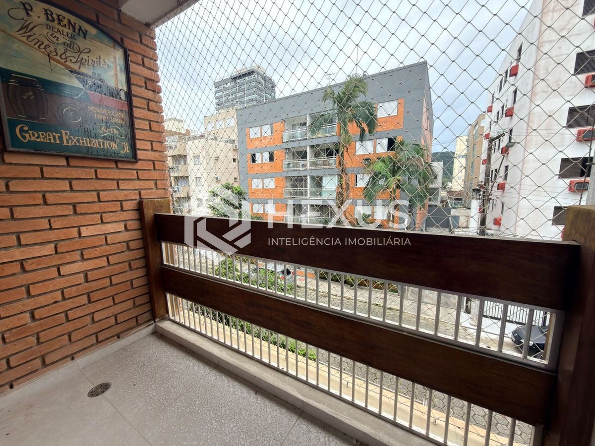 Foto 3 de Apartamento reformado com varanda e lazer a 400m da praia na Enseada, Guarujá