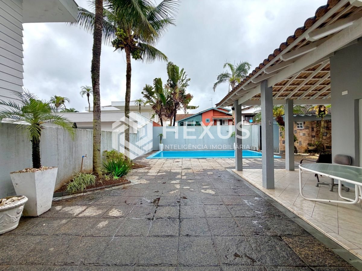Foto 2 de Casa reformada com varanda piscina e área gourmet no Acapulco, Guarujá