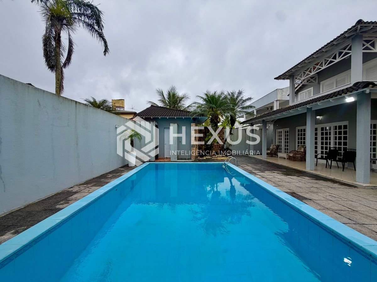 Foto 3 de Casa reformada com varanda piscina e área gourmet no Acapulco, Guarujá