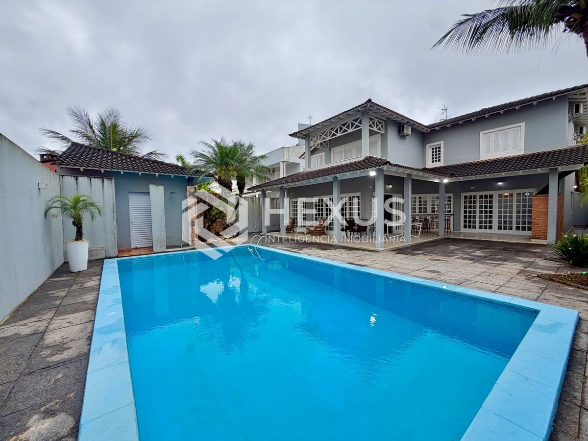 Casa reformada com varanda piscina e área gourmet no Acapulco, Guarujá