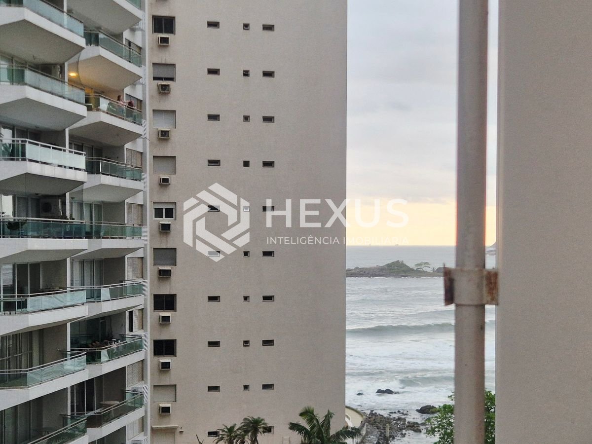 Apartamento reformado com varanda vista mar e lazer nas Pitangueiras, Guarujá