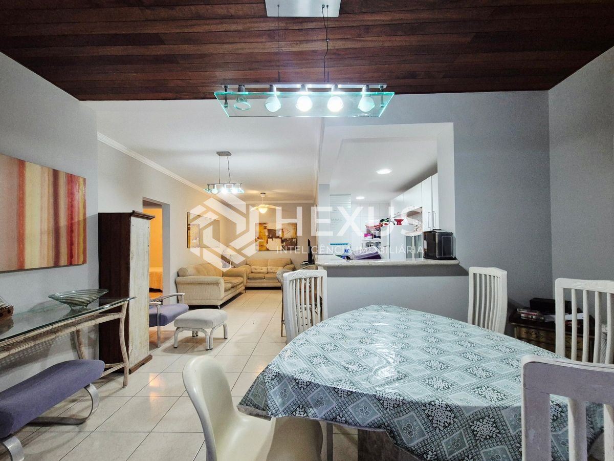Foto 3 de Apartamento reformado com varanda vista mar e lazer nas Pitangueiras, Guarujá