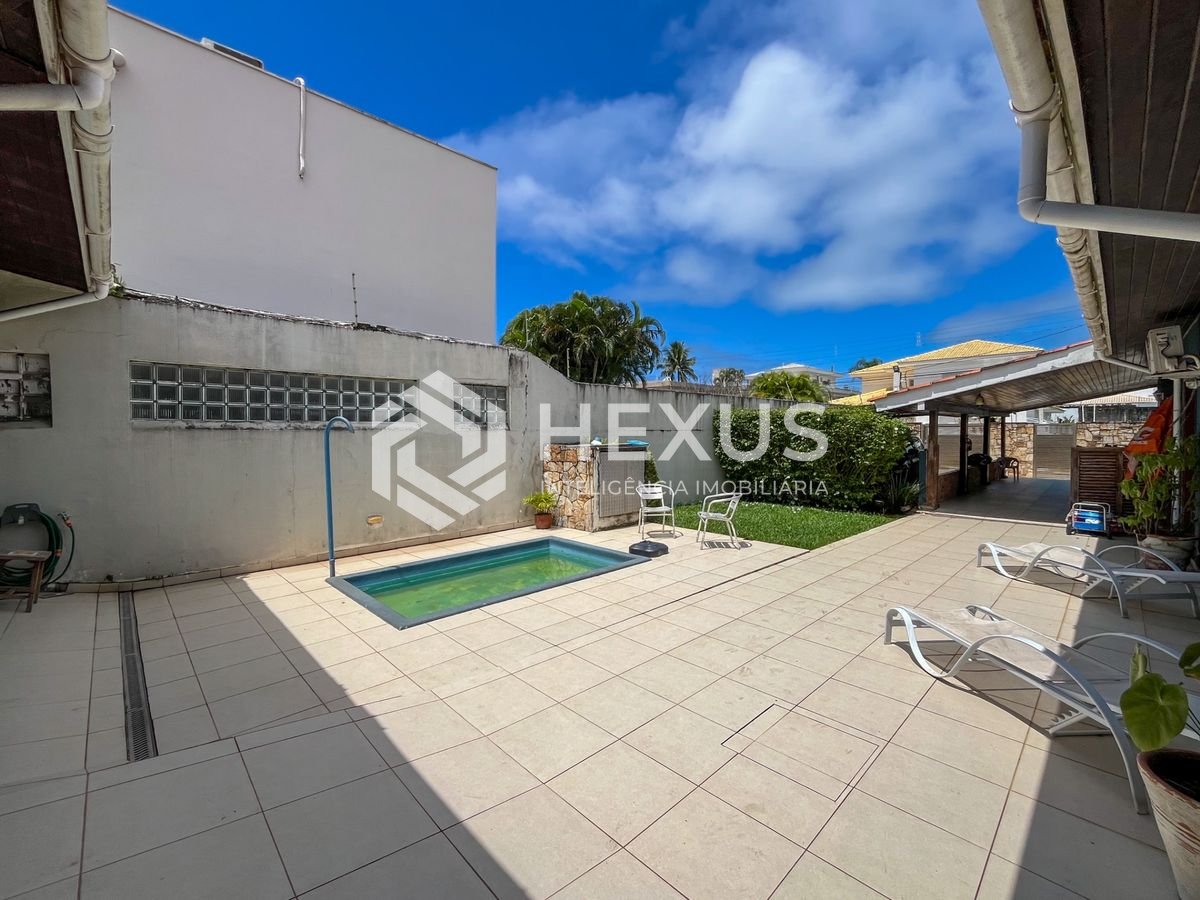 Foto 3 de Casa com varanda piscina e área gourmet a 1 quadra da praia na Enseada, Guarujá