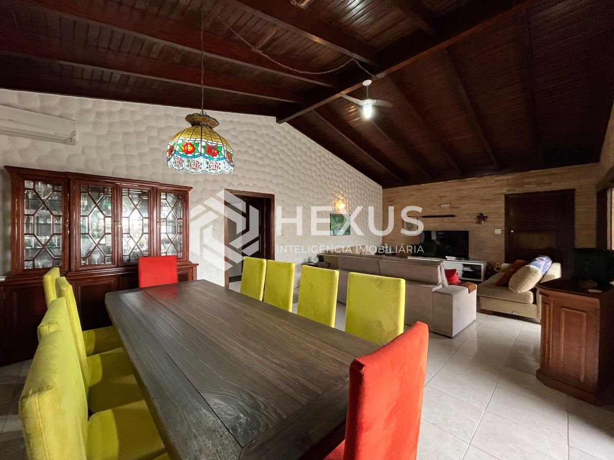 Foto 5 de Casa com varanda piscina e área gourmet a 1 quadra da praia na Enseada, Guarujá