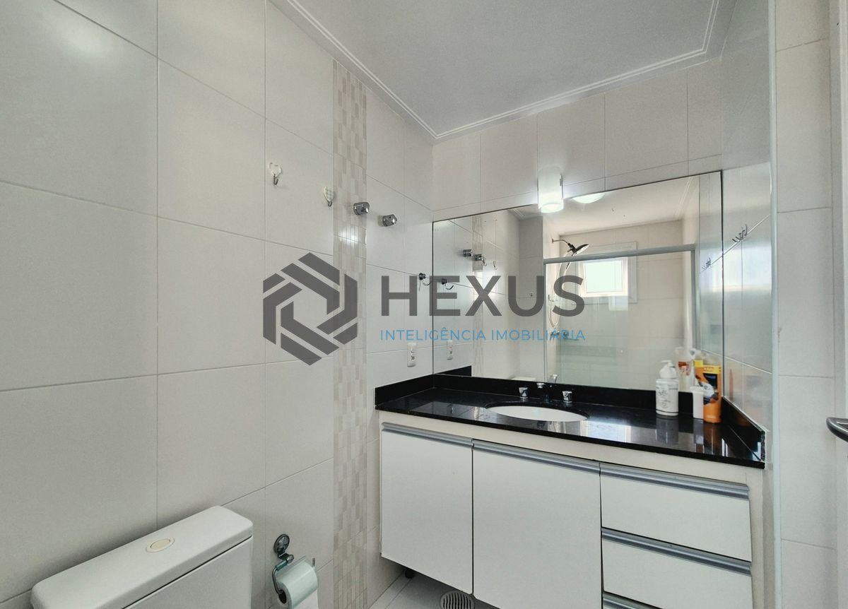 Foto 17 de Apartamento reformado com varanda gourmet vista mar e lazer na beira mar nas Pitangueiras, Guarujá
