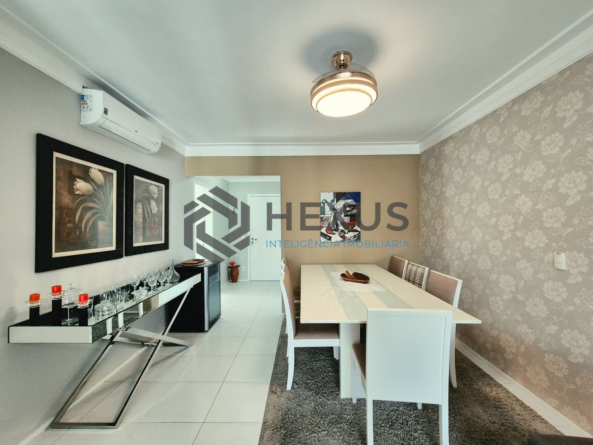 Foto 4 de Apartamento reformado com varanda gourmet vista mar e lazer na beira mar nas Pitangueiras, Guarujá