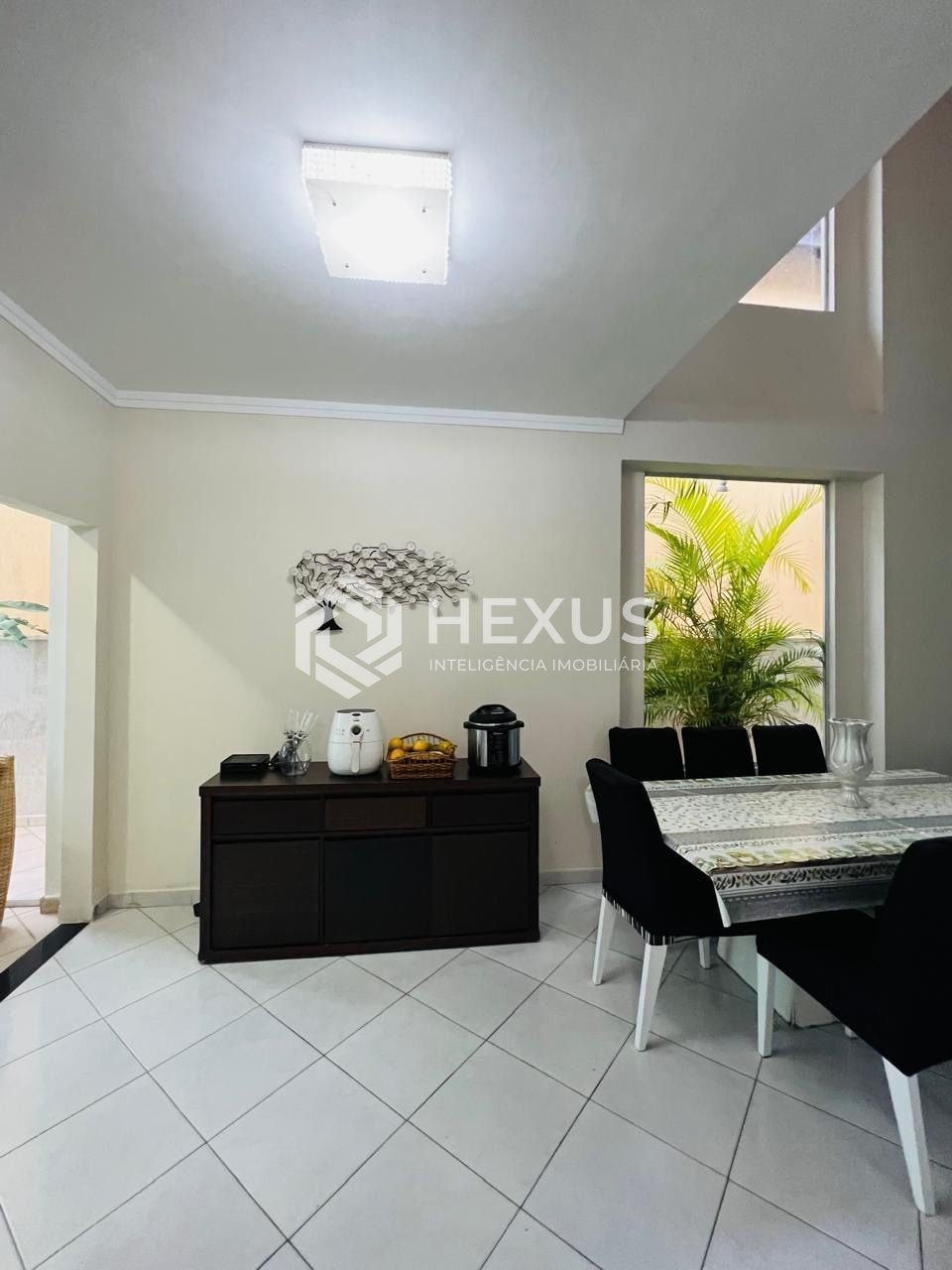 Foto 2 de Casa reformada com varanda piscina e área gourmet a 600m da praia no Balneário Praia do Pernambuco, Guarujá