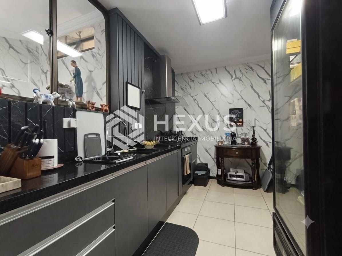 Foto 5 de Cobertura reformada com varanda gourmet a 200m da praia na Enseada, Guarujá