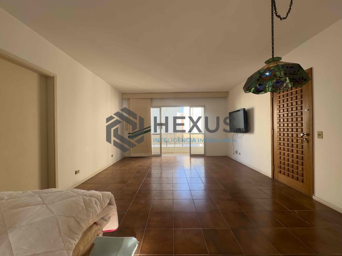 Foto 2 de Apartamento com varanda e lazer a duas quadras da Praia das Pitangueiras, Guaruja