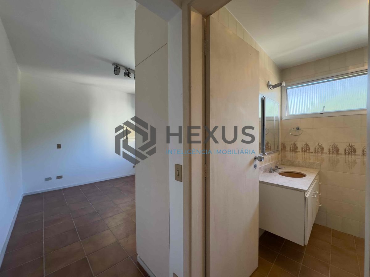 Foto 13 de Apartamento com varanda e lazer a duas quadras da Praia das Pitangueiras, Guaruja