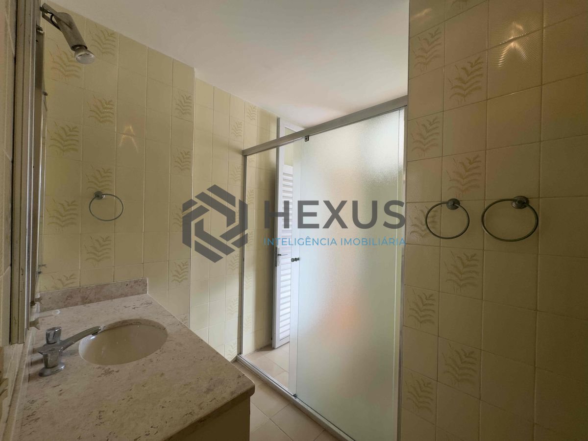 Foto 18 de Apartamento com varanda e lazer a duas quadras da Praia das Pitangueiras, Guaruja