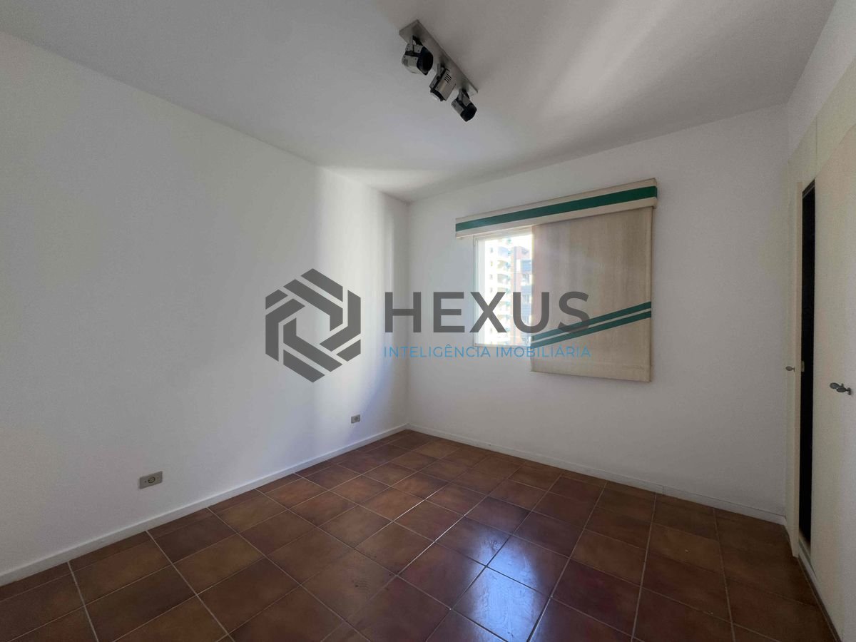 Foto 10 de Apartamento com varanda e lazer a duas quadras da Praia das Pitangueiras, Guaruja