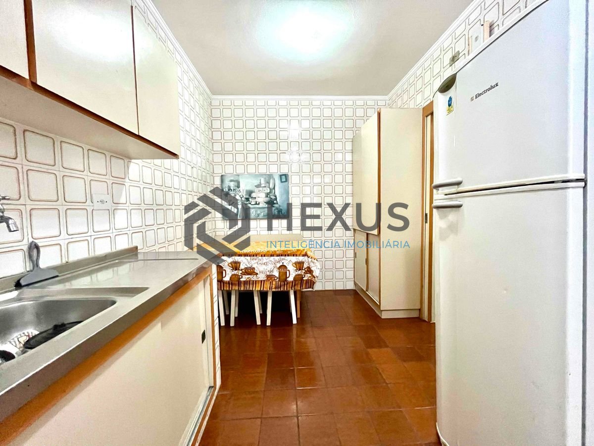 Foto 15 de Apartamento com varanda e vista mar na quadra mar da Praia das Pitangueiras, Guaruja