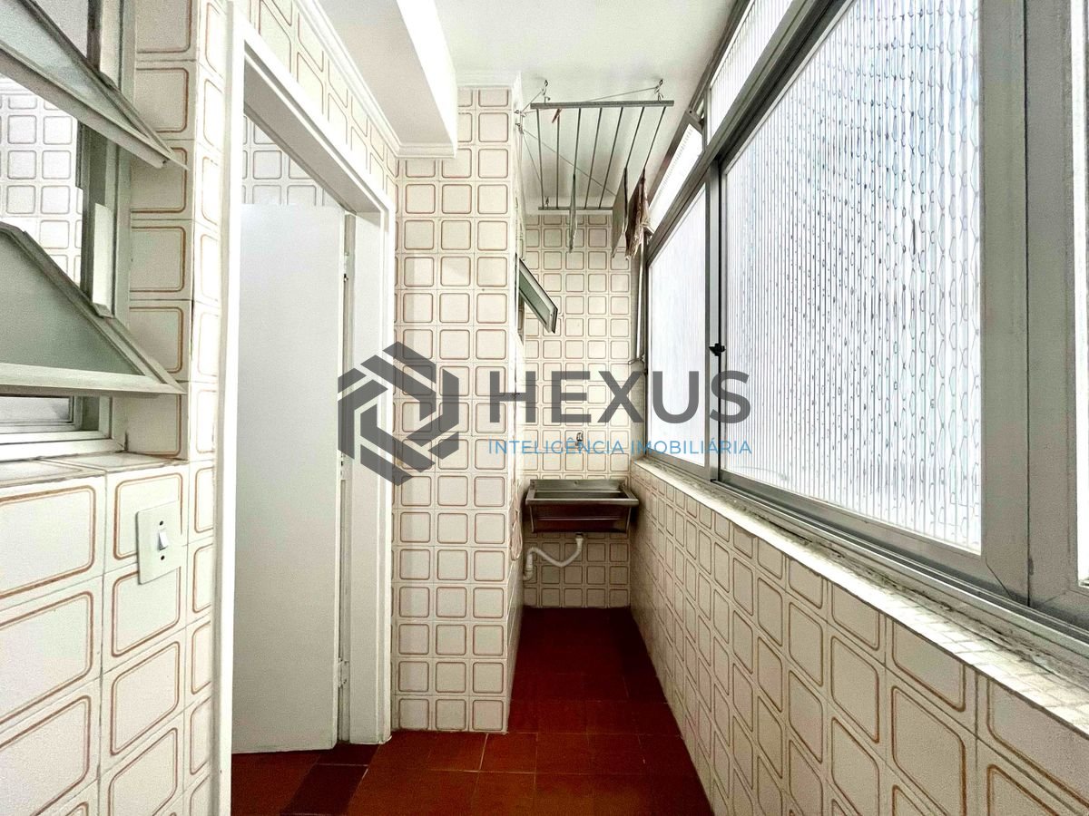 Foto 17 de Apartamento com varanda e vista mar na quadra mar da Praia das Pitangueiras, Guaruja