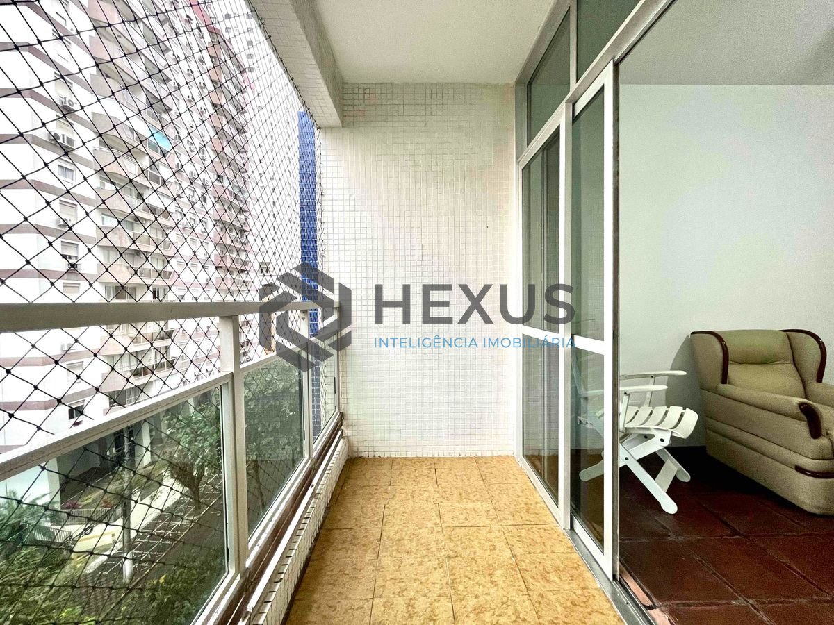 Foto 3 de Apartamento com varanda e vista mar na quadra mar da Praia das Pitangueiras, Guaruja