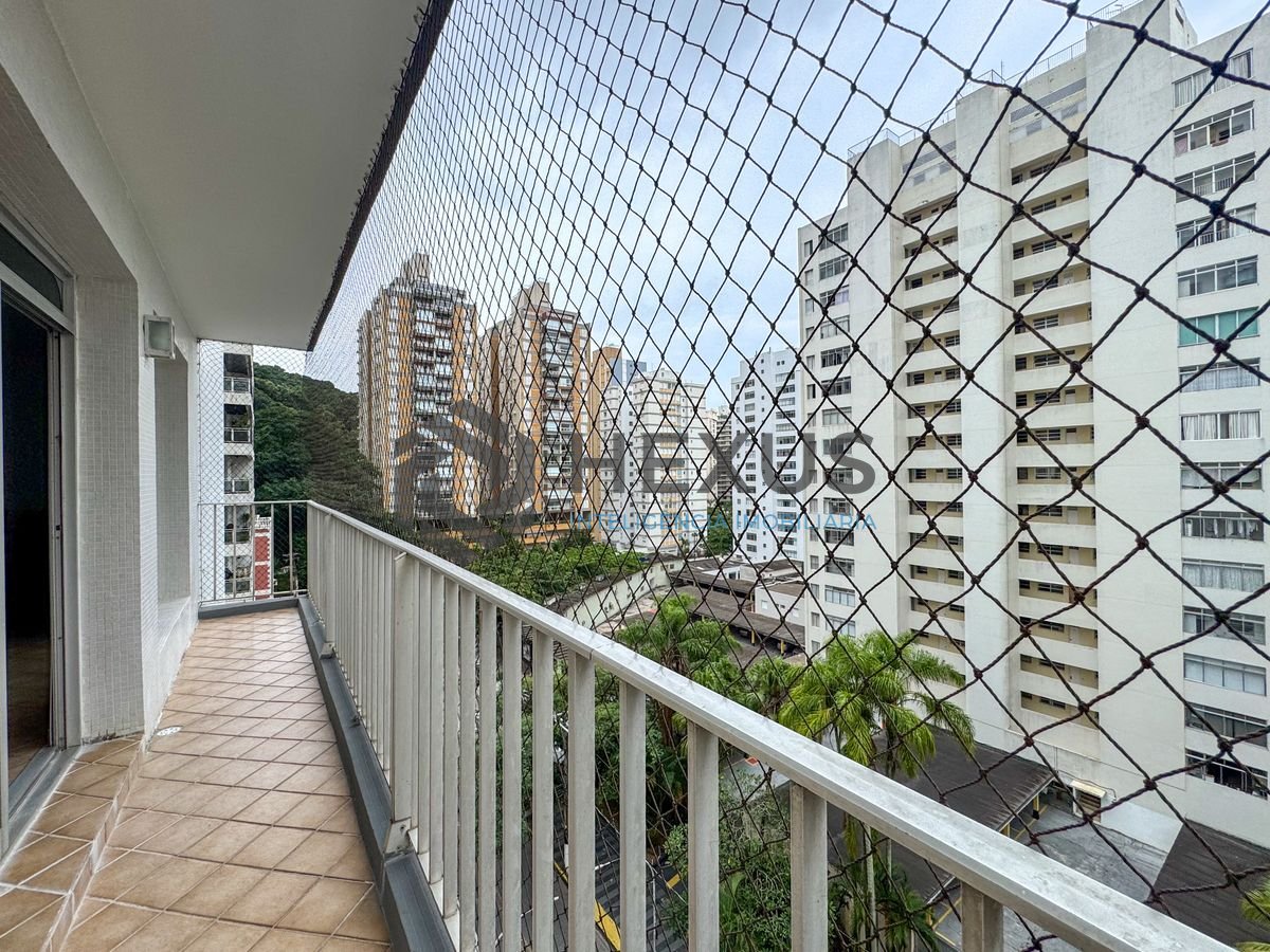 Foto 2 de Apartamento com varanda vista mar e lazer a 1 quadra da praia nas Pitangueiras, Guarujá