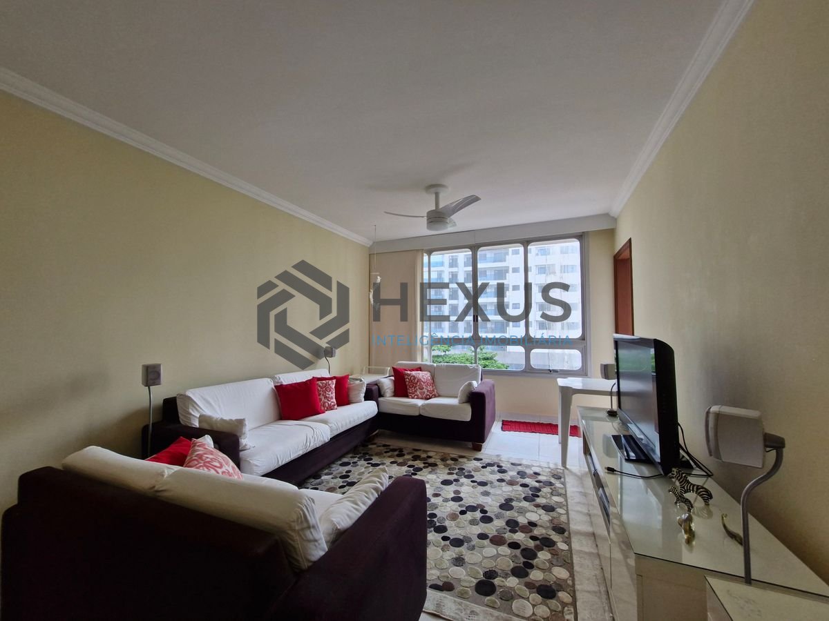 Foto 2 de Apartamento reformado com varanda na região da Centro da Praia nas Pitangueiras, Guarujá