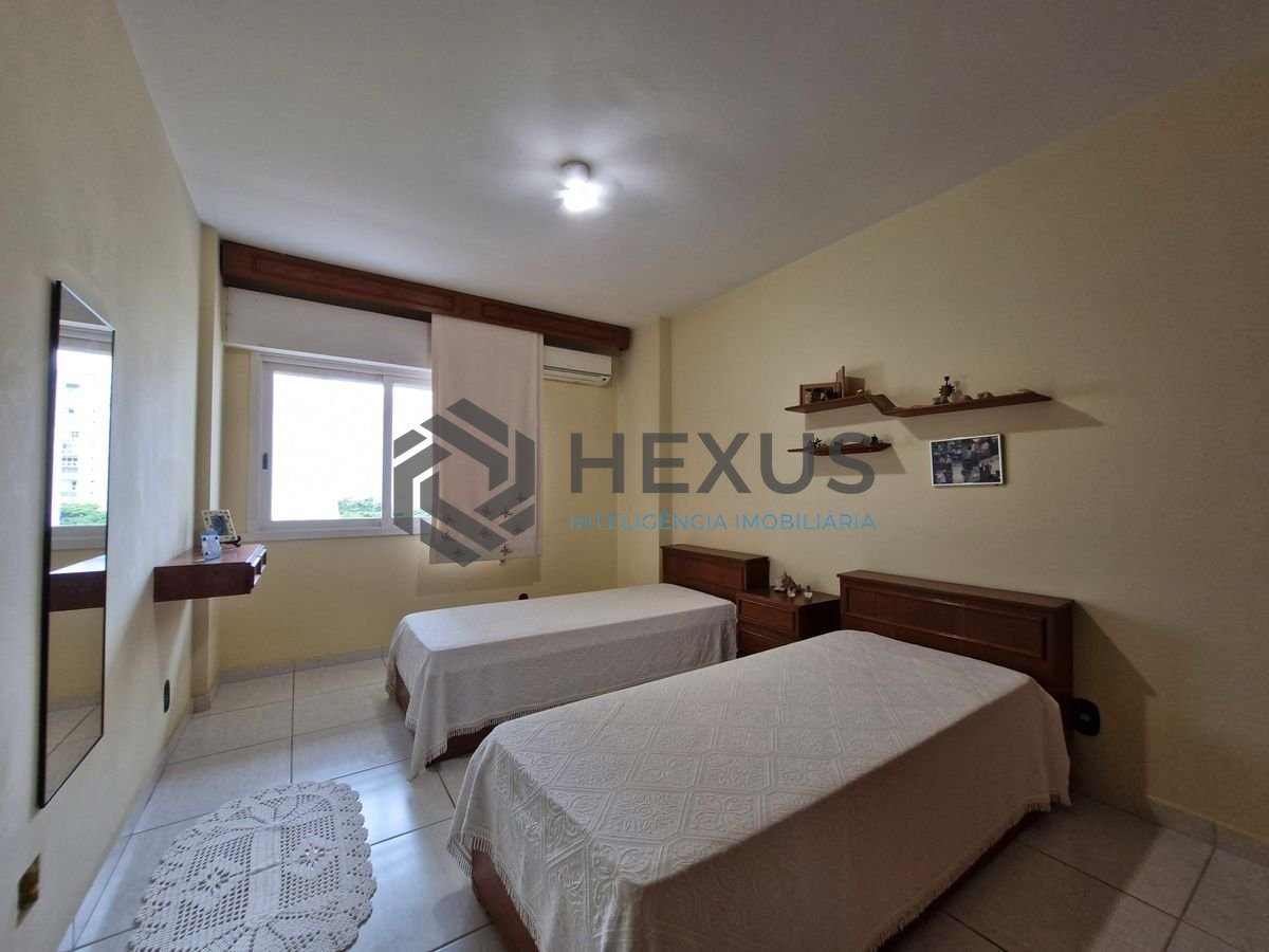Foto 12 de Apartamento reformado com varanda na região da Centro da Praia nas Pitangueiras, Guarujá
