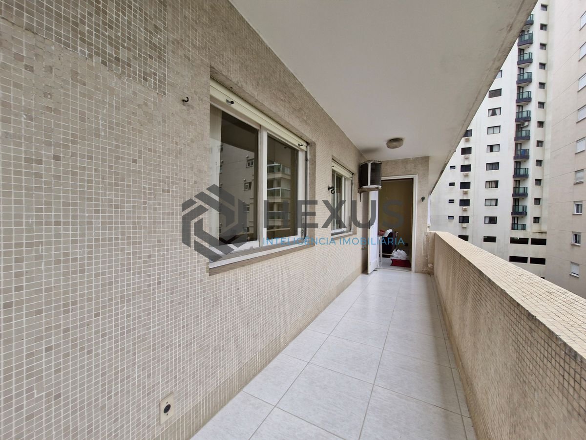 Foto 3 de Apartamento reformado com varanda na região da Centro da Praia nas Pitangueiras, Guarujá