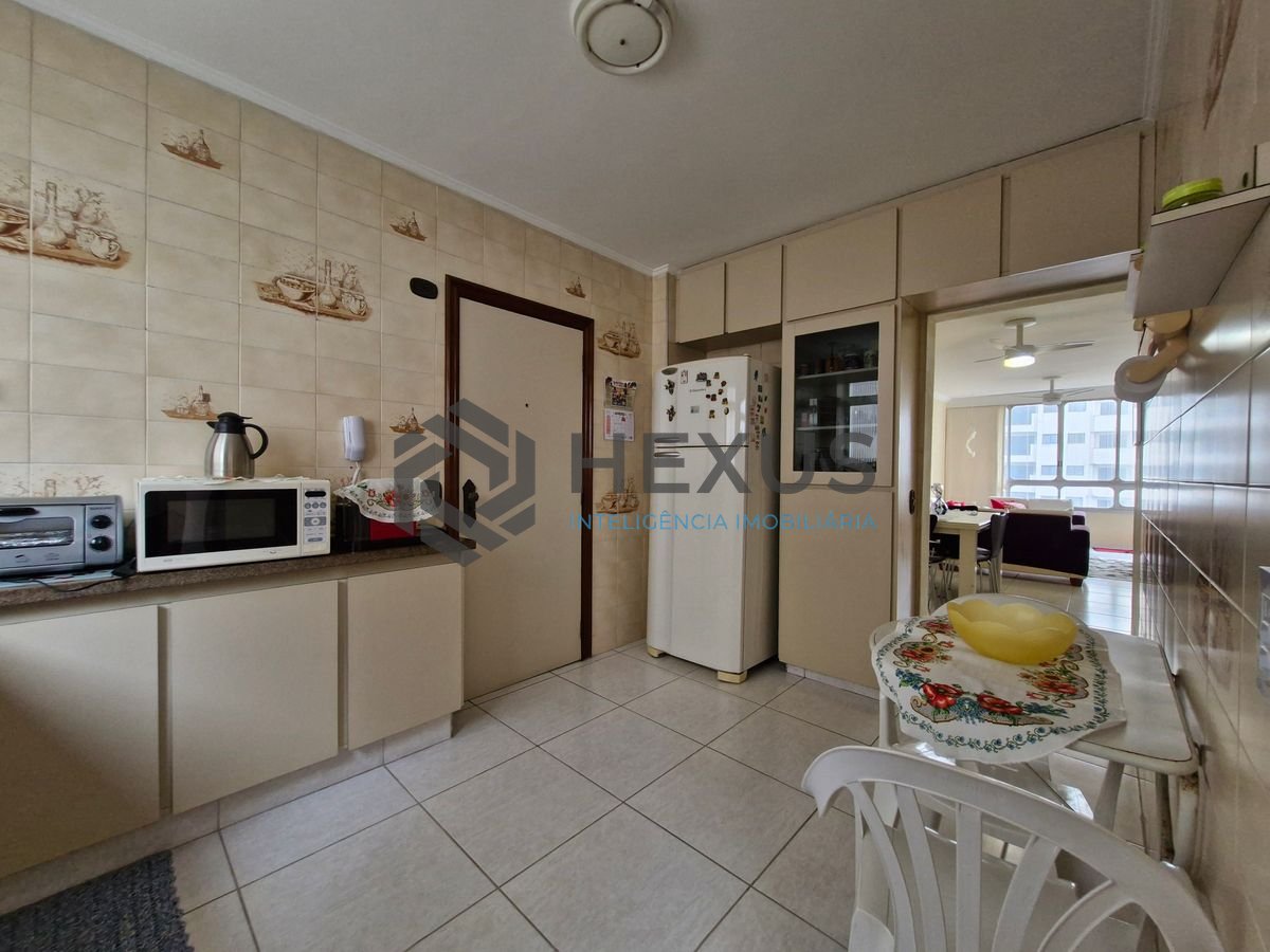 Foto 25 de Apartamento reformado com varanda na região da Centro da Praia nas Pitangueiras, Guarujá