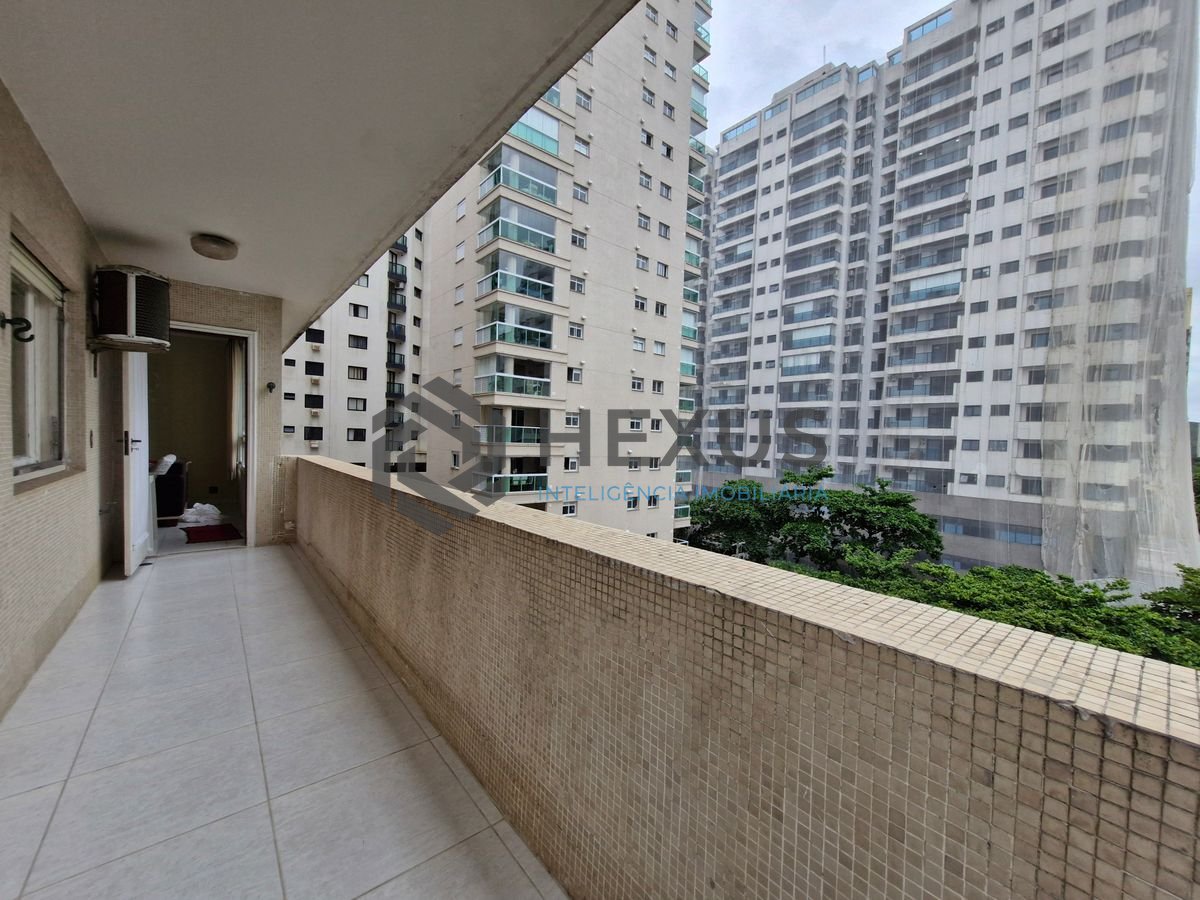 Foto 9 de Apartamento reformado com varanda na região da Centro da Praia nas Pitangueiras, Guarujá