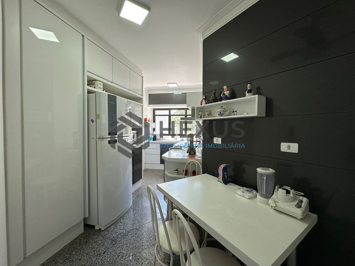 Foto 9 de Apartamento reformado com varanda vista mar e lazer a 450m da praia noTortugas na Enseada, Guarujá